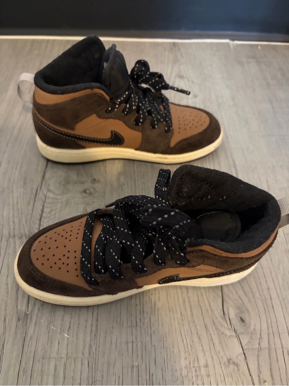 Nike boys High-Top Sneakers in Brown and Black - Picture 8 of 9